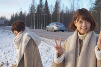サーリセルカへ移動中、途中下車して撮影するNegicco。左からMegu、Kaede。