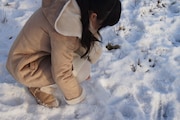 しゃがんで雪を踏みしめるNao☆。
