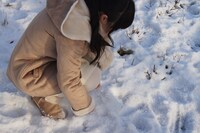 しゃがんで雪を踏みしめるNao☆。