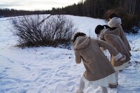 サーリセルカへ移動中、途中下車して撮影するNegicco。