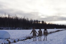 サーリセルカへ移動中、途中下車して撮影するNegicco。