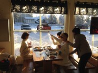 サーリセルカの食堂でランチを楽しむNegicco。