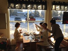 サーリセルカの食堂でランチを楽しむNegicco。