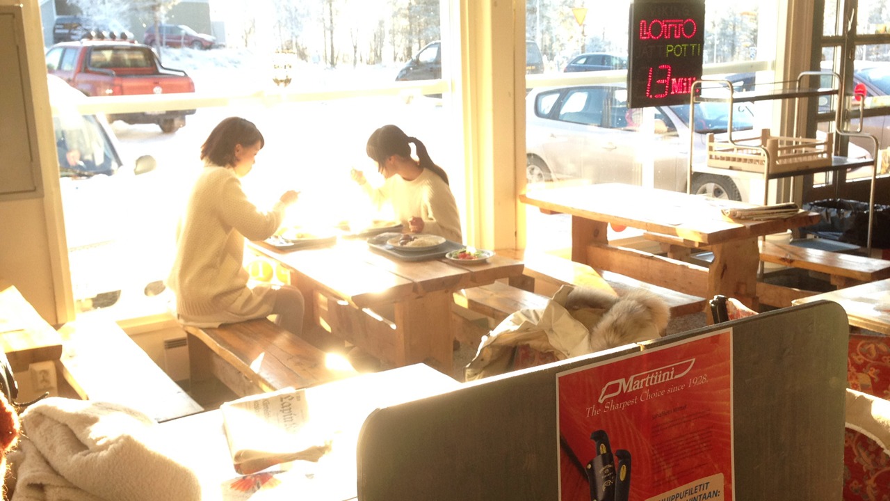 サーリセルカの食堂でランチを楽しむNegicco。