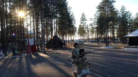 ロヴァニエミ近郊の観光地、サンタクロース村で記念撮影するNegicco。