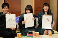 左からK、高山一実、深川麻衣。