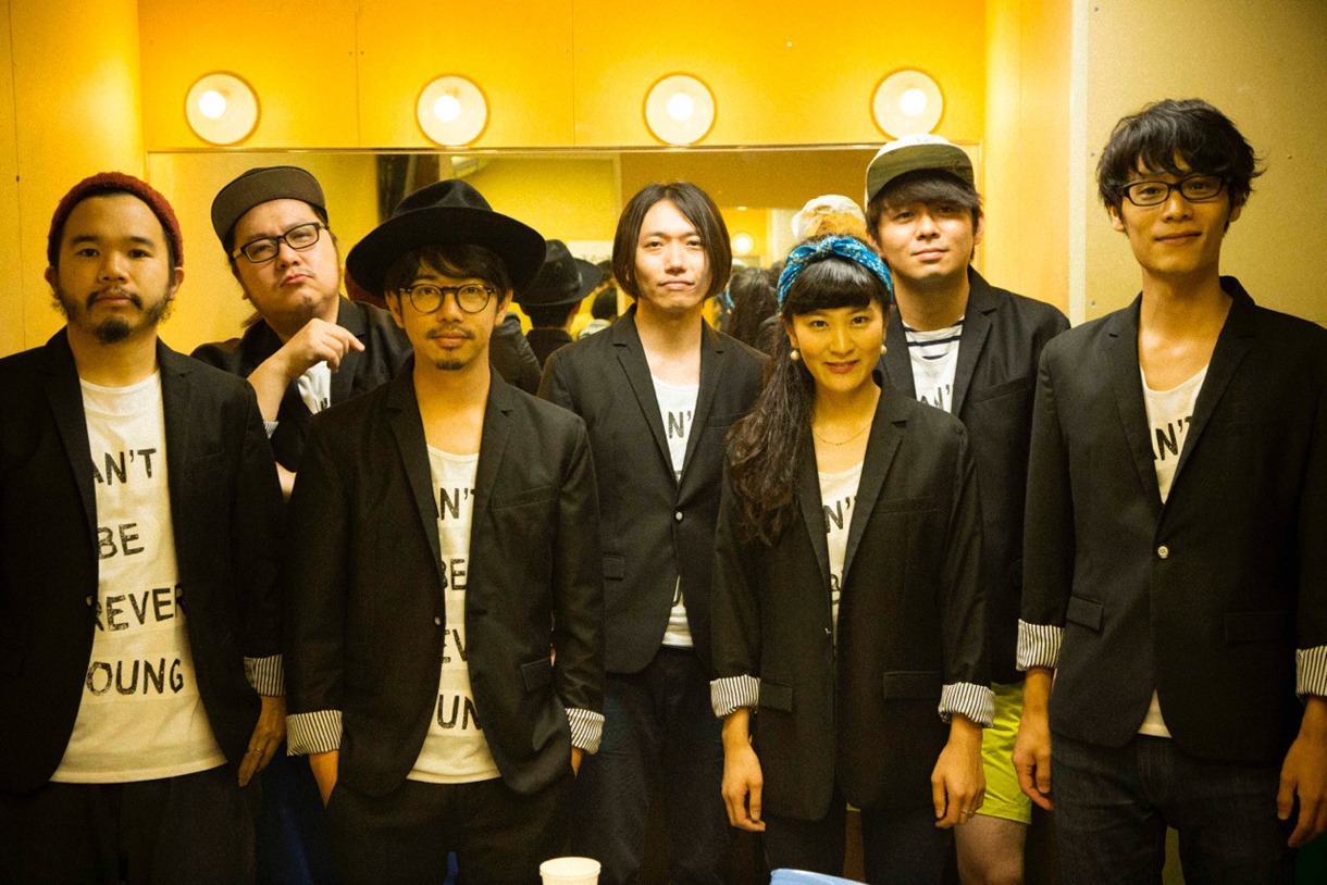 Gotch（前列左から2番目）とバンドメンバー。