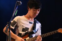 オカザワカズマ（G）（撮影：はいから）