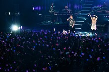 歌う清水翔太と加藤ミリヤ。