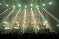 「くるりワンマンライブツアー2014『金の玉、ふたつ』」東京・中野サンプラザホール公演の様子。（撮影：五十嵐一晴）