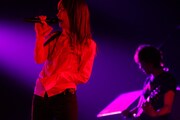 aiko。写真は10月31日の神奈川・横浜アリーナ公演の様子。（撮影：岡田貴之）