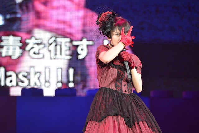 真山りかは11月8日に兵庫・神戸ワールド記念ホールで行われた私立恵比寿中学の単独公演で「Liar Mask」を初披露した。