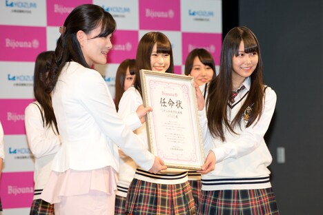 「しがらみ女子 応援隊」の認定状を授与される白間美瑠。