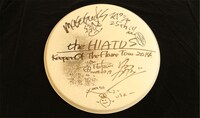 the HIATUSメンバーサイン入りドラムヘッド