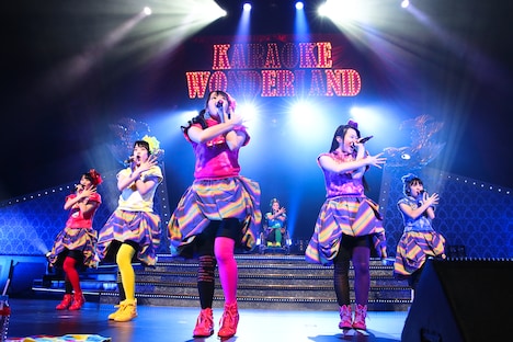 チームしゃちほこ「ホールツアー2014～僕らのカラオケワンダーランド～」さいたま市文化センター 大ホール公演の様子。