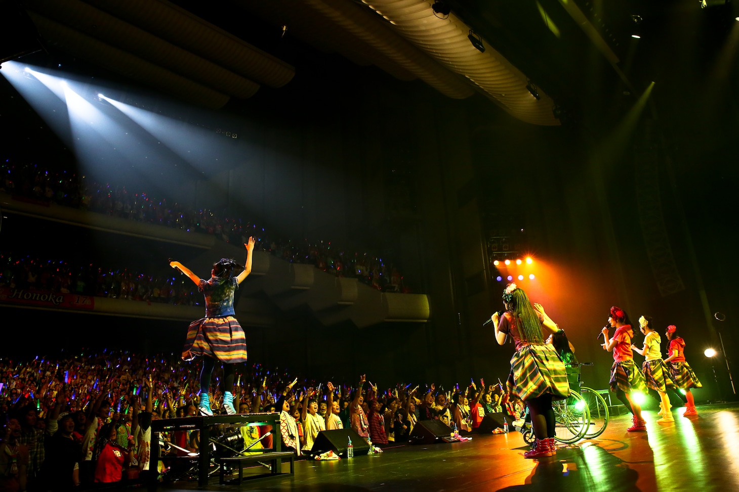 チームしゃちほこ「ホールツアー2014～僕らのカラオケワンダーランド～」さいたま市文化センター 大ホール公演の様子。
