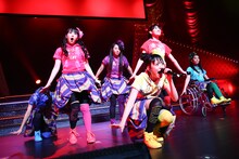 チームしゃちほこ「ホールツアー2014～僕らのカラオケワンダーランド～」さいたま市文化センター 大ホール公演の様子。