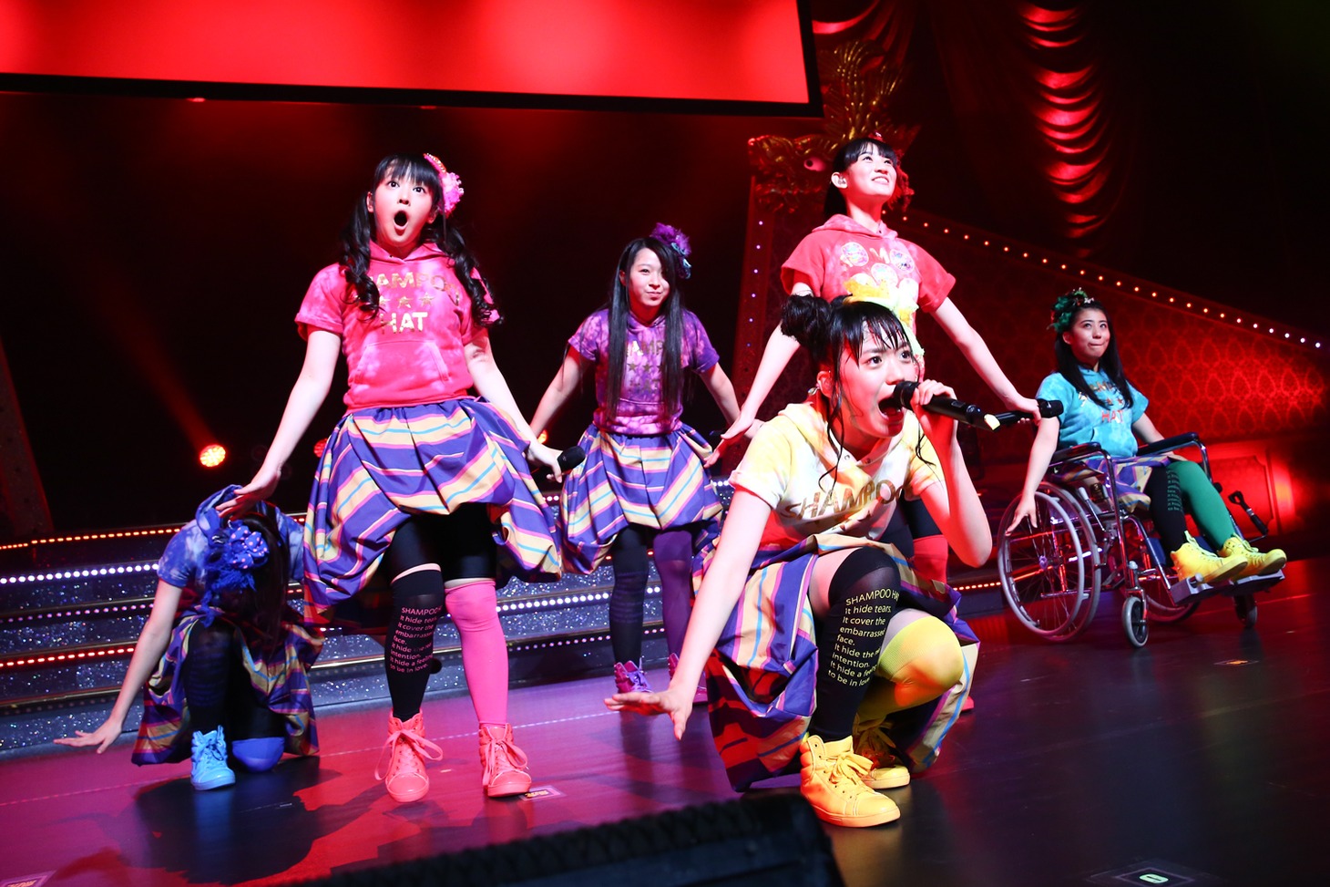 チームしゃちほこ「ホールツアー2014～僕らのカラオケワンダーランド～」さいたま市文化センター 大ホール公演の様子。
