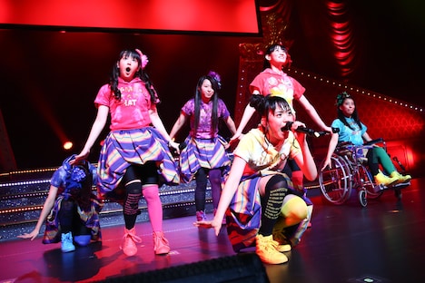 チームしゃちほこ「ホールツアー2014～僕らのカラオケワンダーランド～」さいたま市文化センター 大ホール公演の様子。