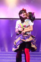 大黒柚姫に抱きしめられる秋本帆華。