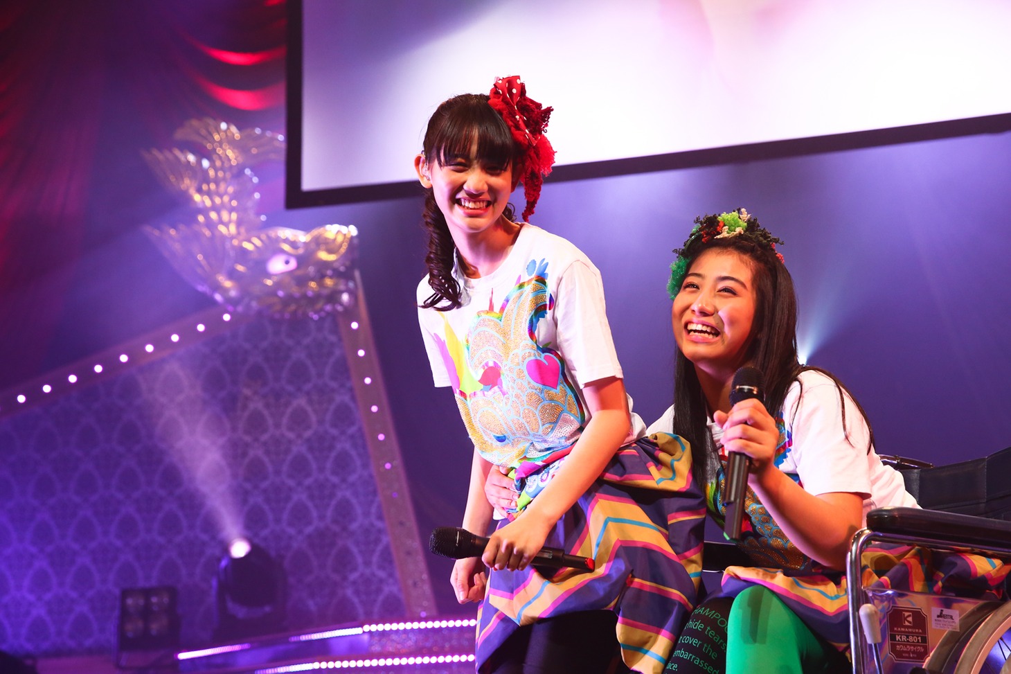 左から秋本帆華、坂本遥奈。