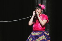 フロントにピザを注文する安藤ゆず。