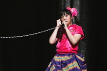 フロントにピザを注文する安藤ゆず。