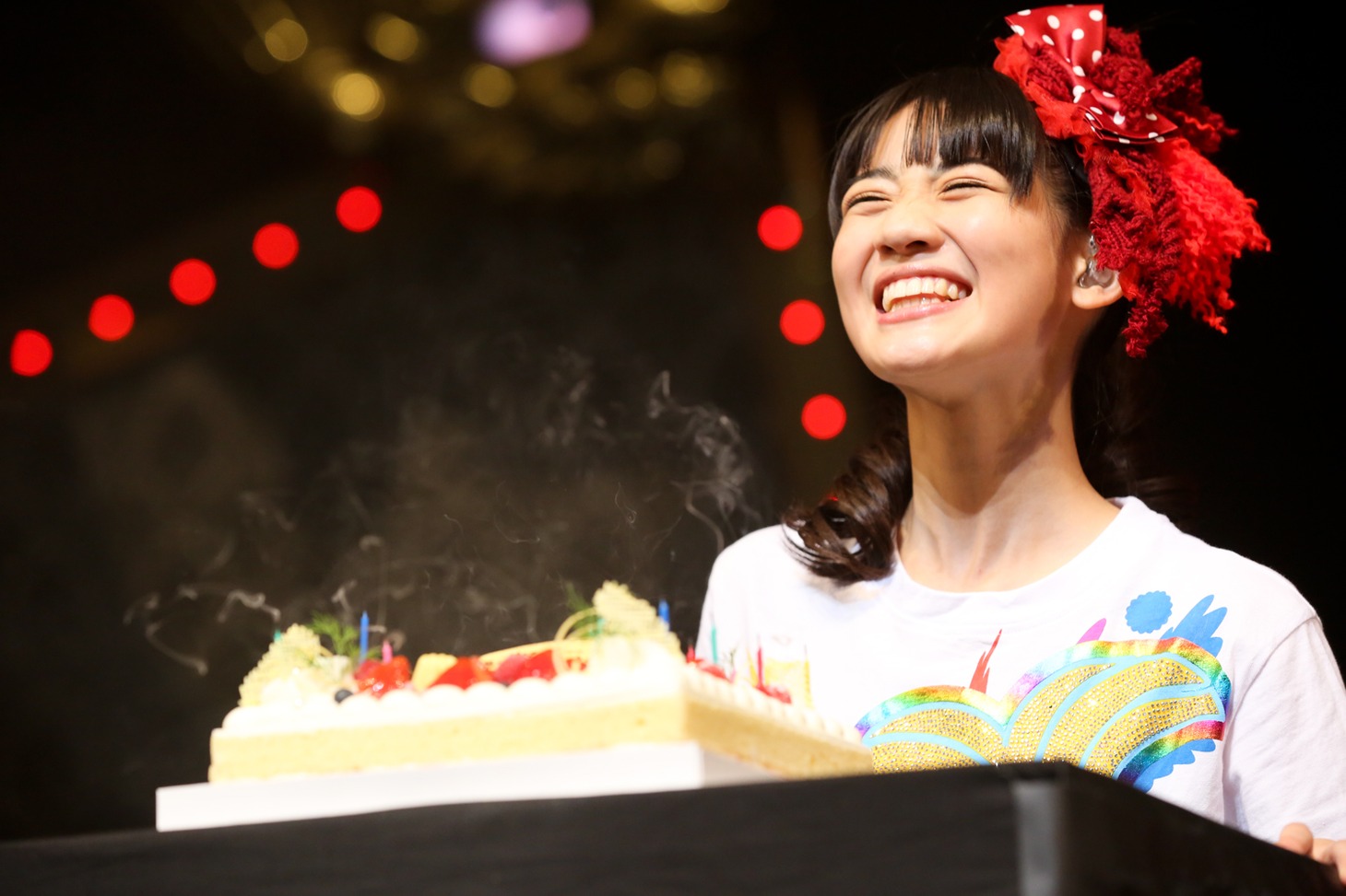 ケーキのロウソクを吹き消した秋本帆華。