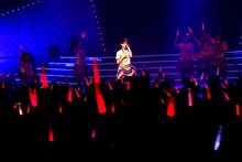 ソロ曲「おっとりガールの憂鬱」を歌う秋本帆華。