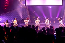 チームしゃちほこ「ホールツアー2014～僕らのカラオケワンダーランド～」さいたま市文化センター 大ホール公演の様子。