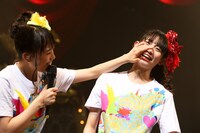 「泣いてないです」と言う秋本帆華の涙を拭う伊藤千由李。