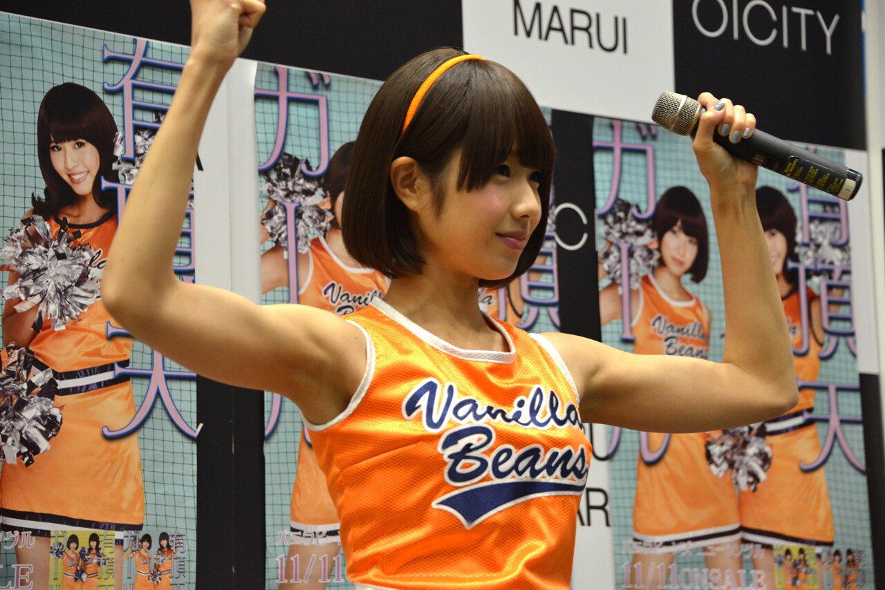 腕を上げる振り付けを観客にレクチャーするレナ。