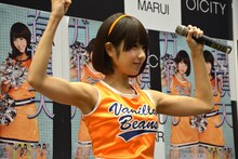 腕を上げる振り付けを観客にレクチャーするレナ。