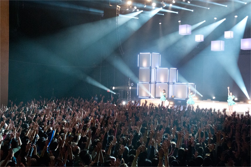 満員のファンでうめつくされたHAMMERSTEIN BALLROOM。