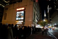 今週の人気画像9位は「Perfumeワールドツアー終幕、初ニューヨーク公演は興奮の渦に」より、HAMMERSTEIN BALLROOMの前で開場を待つファン。