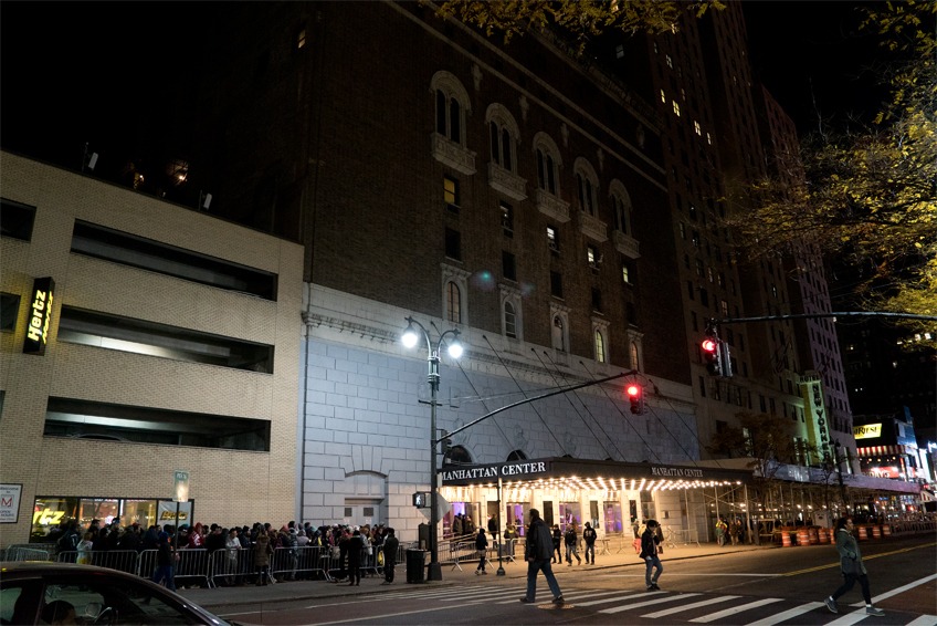HAMMERSTEIN BALLROOMの前で開場を待つファン。