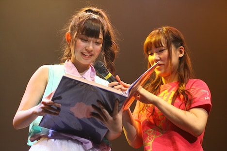 アルバムをプレゼントされる新木さくら。