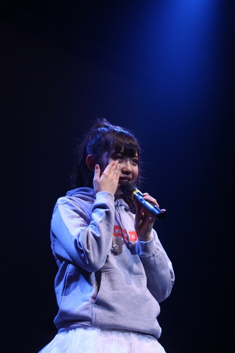 涙ぐみながらも感謝の言葉を述べる新木さくら。