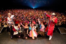 「アニソンは人類をつなぐ！」第1部記念撮影の様子。（撮影：上飯坂一）