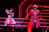 富永TOMMY弘明（右）の横で“ジョジョ立ち”を決めるしょこたん（左）。（撮影：上飯坂一）