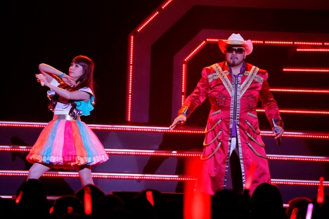 富永TOMMY弘明（右）の横で“ジョジョ立ち”を決めるしょこたん（左）。（撮影：上飯坂一）