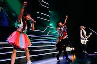 angelaとともに熱唱するしょこたん（左）。（撮影：上飯坂一）