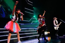 angelaとともに熱唱するしょこたん（左）。（撮影：上飯坂一）