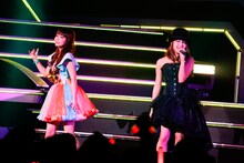 しょこたん（左）とPile（右）のデュエット。（撮影：上飯坂一）