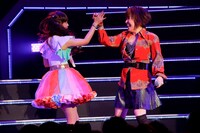 がっちり握手して「ポケモン」の絆を深めるしょこたん（左）と松本梨香（右）。（撮影：上飯坂一）