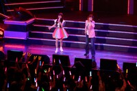 「ゆずれない願い」を熱唱するしょこたん（左）と田村直美（右）。（撮影：上飯坂一）