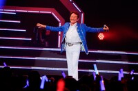 72歳にして、伸びやかな歌声と軽やかなステップで観客を魅了したささきいさお。（撮影：上飯坂一）