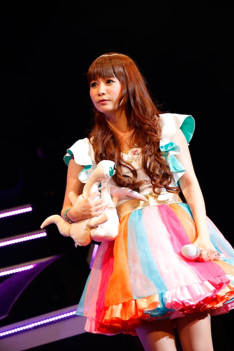 平野綾にもらった「寄生獣」ミギーのぬいぐるみを大事に抱えるしょこたん。（撮影：上飯坂一）