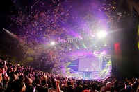 しょこたんが歌う新曲「ドリドリ」のクライマックスでは金色のテープが宙を舞った。（撮影：上飯坂一）