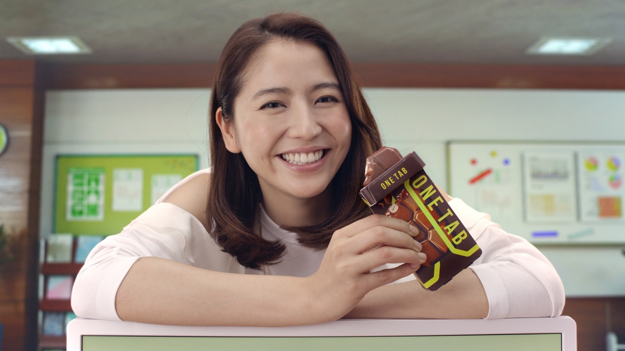 「ONE TAB」CM「ぎっちぎち篇」のワンシーン。